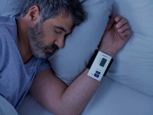 MISURATORE DI PRESSIONE DA POLSO AUTOMATICO OMRON NIGHTVIEW HEM-9601T-E3 - immagine 4